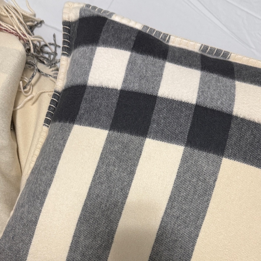 Burberry Throw and Pillow set - Picture 9 of 9